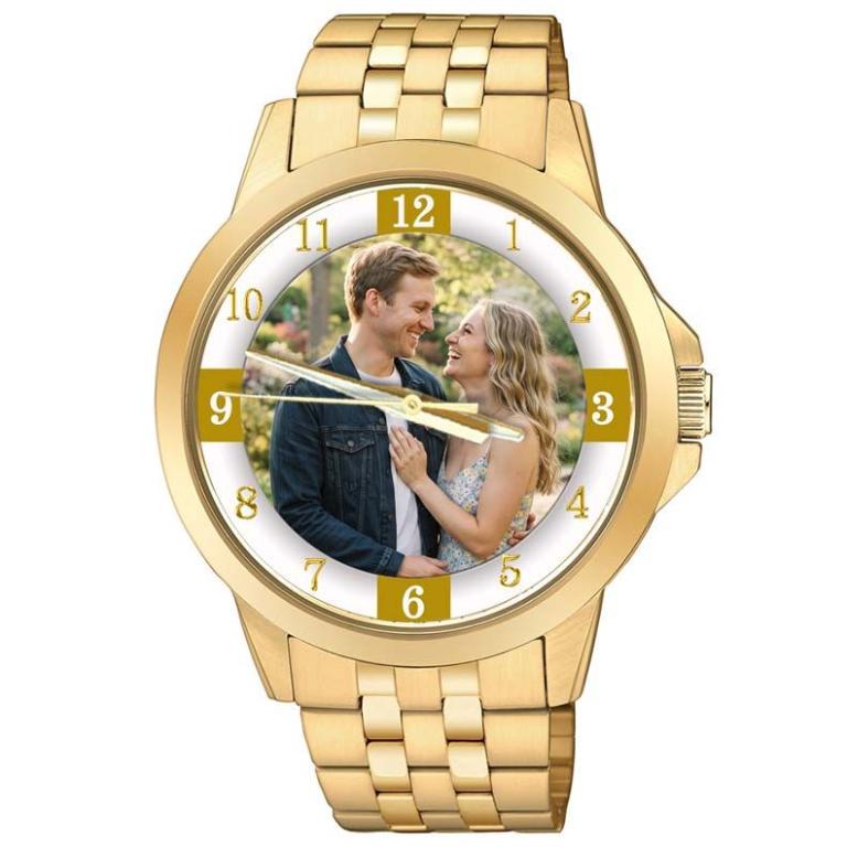 Die personalisierte Armbanduhr für Männer als Citizen Armbanduhr in Gold plattiert - Zifferblatt mit Zahlen 3, 6, 9 und 12 goldfarbig hinterlegt sowie Foto