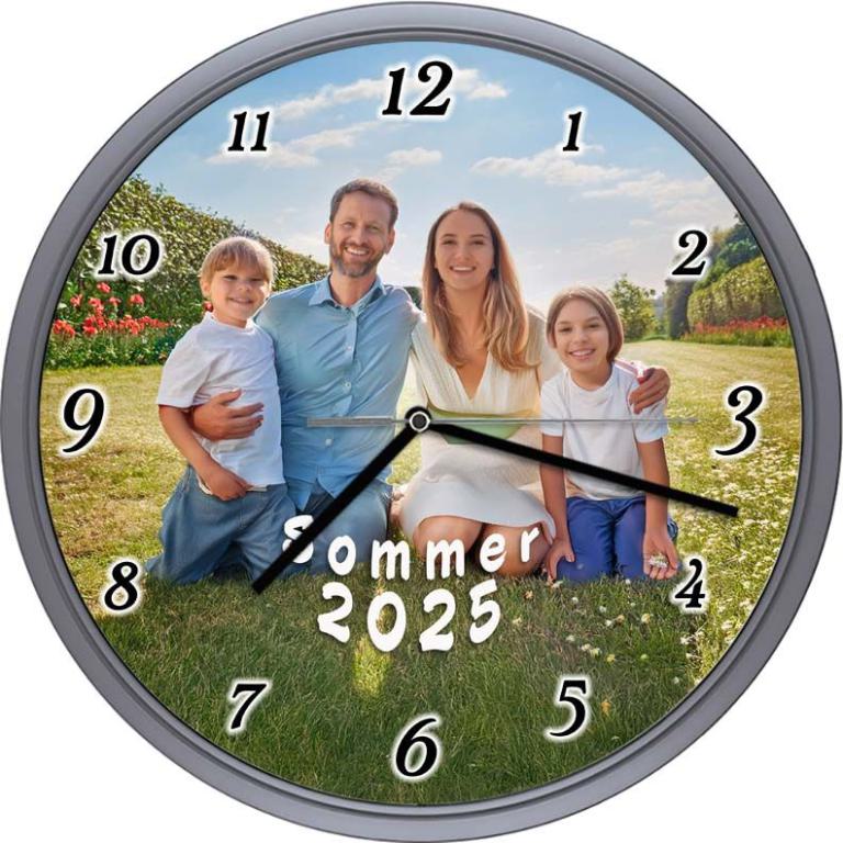 Die Wanduhr mit Funkuhrwerk zum selbst gestalten mit eigenem Zifferblatt und Text – Variante 03