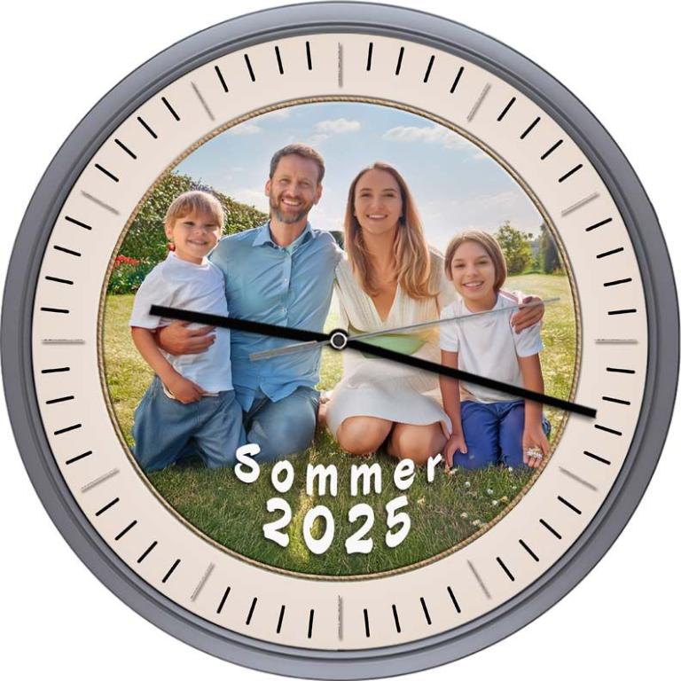 Die Wanduhr mit Funkuhrwerk zum selbst gestalten mit eigenem Zifferblatt und Text – Variante 04